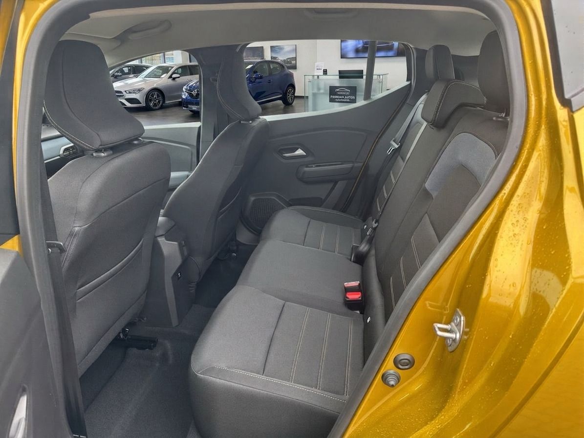 Gelber Dacia Rücksitzbank mit grauer Polsterung und Sicherheitsgurten