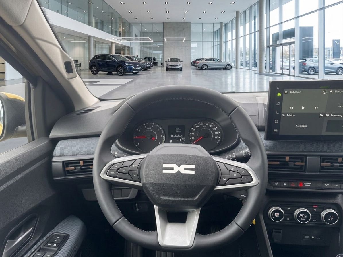 Dacia Cockpit-Ansicht mit Lenkrad, Armaturenbrett und Infotainment-System im Autohaus