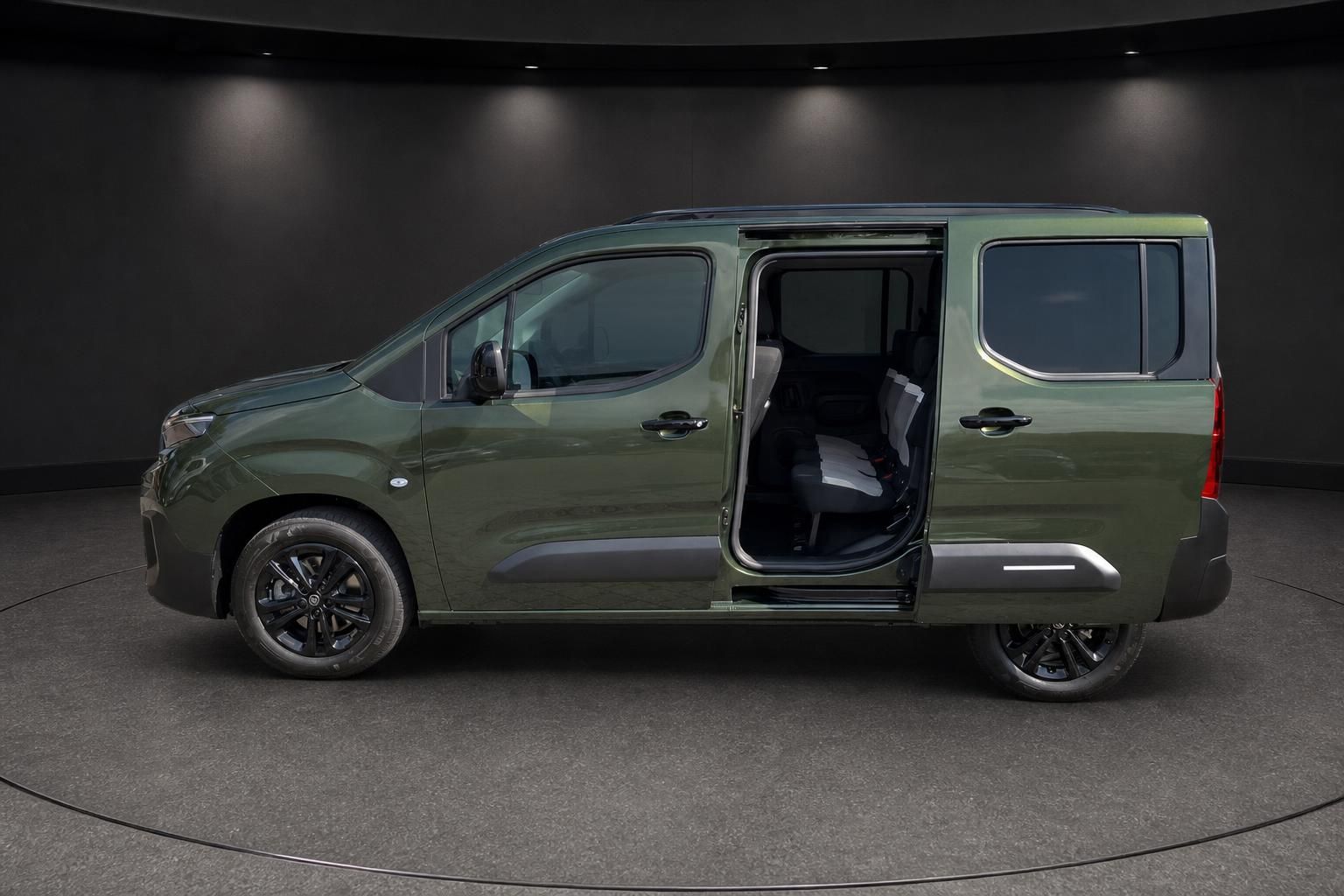 Citroën Berlingo Grün, Seitenansicht mit geöffneter Schiebetür