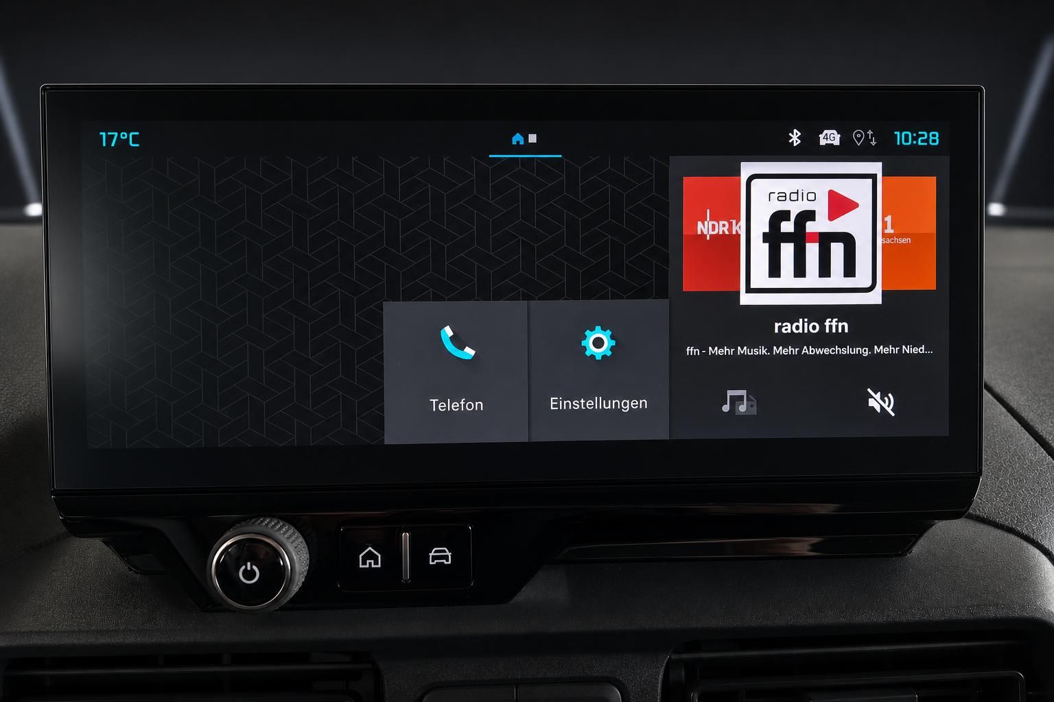 Infotainment-Bildschirm mit Radiosender-Anzeige im Fahrzeug