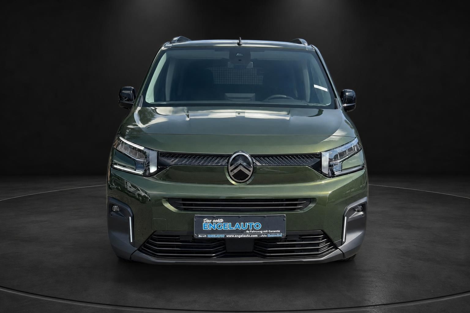 Citroen Berlingo gruen, Frontansicht mit Kennzeichenhalter Engelauto