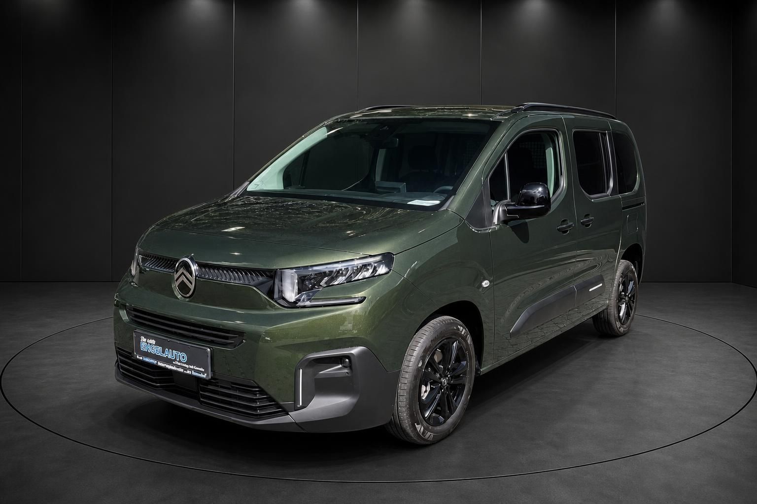 Citroen Berlingo in gruen metallic, Frontansicht schraeg im Studio