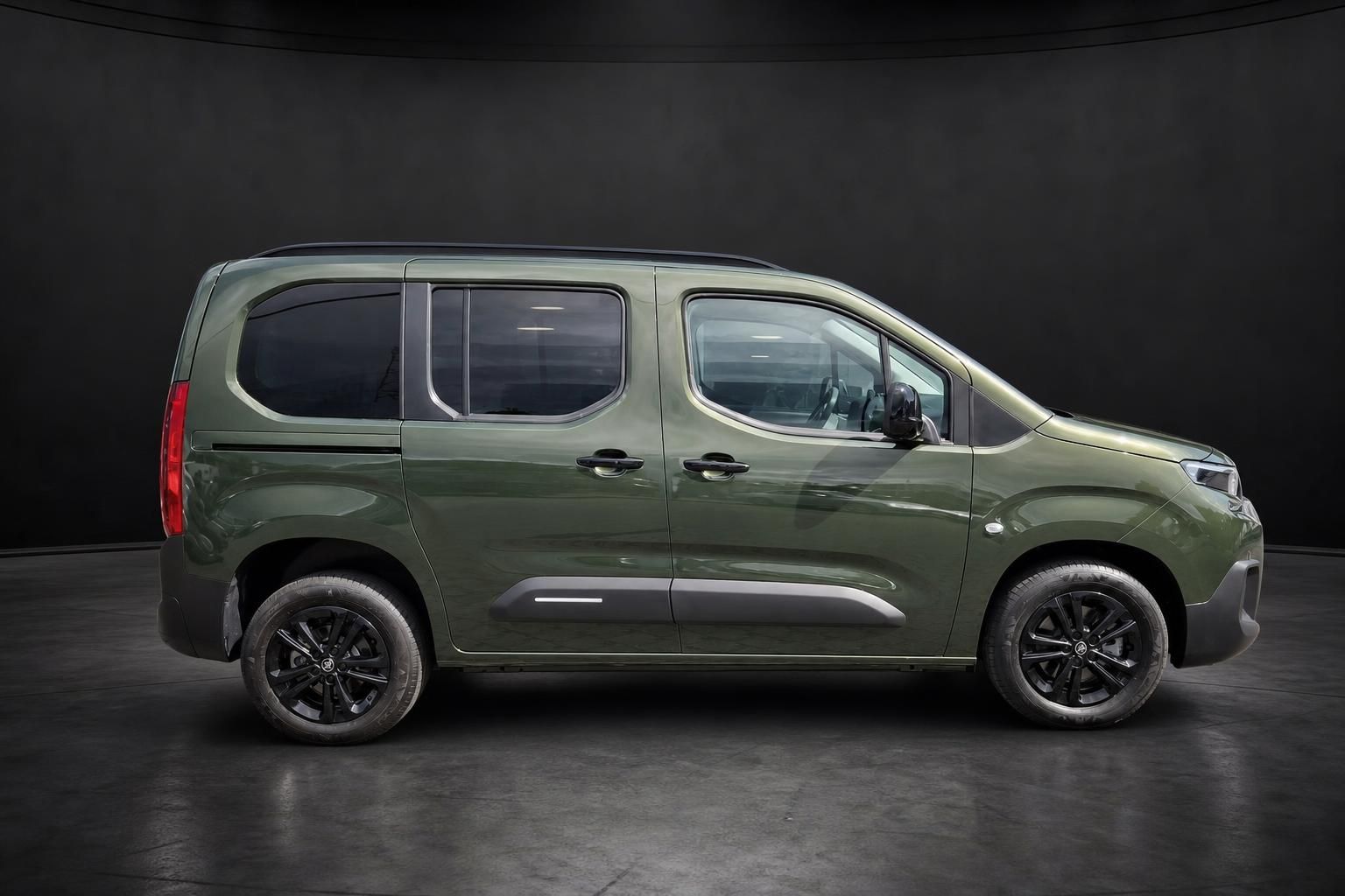 Citroen Berlingo gruen metallic, Seitenansicht komplett im Studio