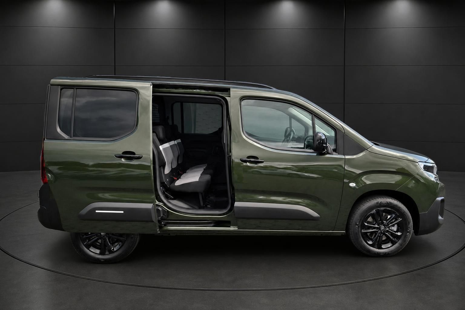 Citroen Berlingo gruen mit geoeffneter Schiebetuer, Seitenansicht Studio