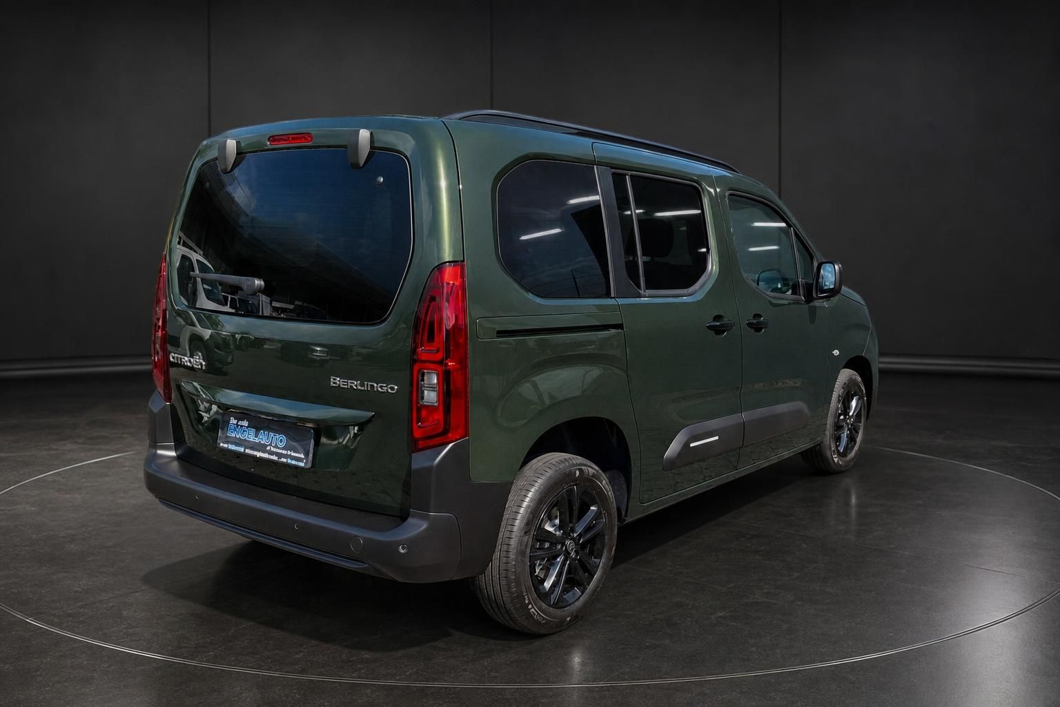 Citroën Berlingo in Grün, Heckansicht schräg von hinten im Studio