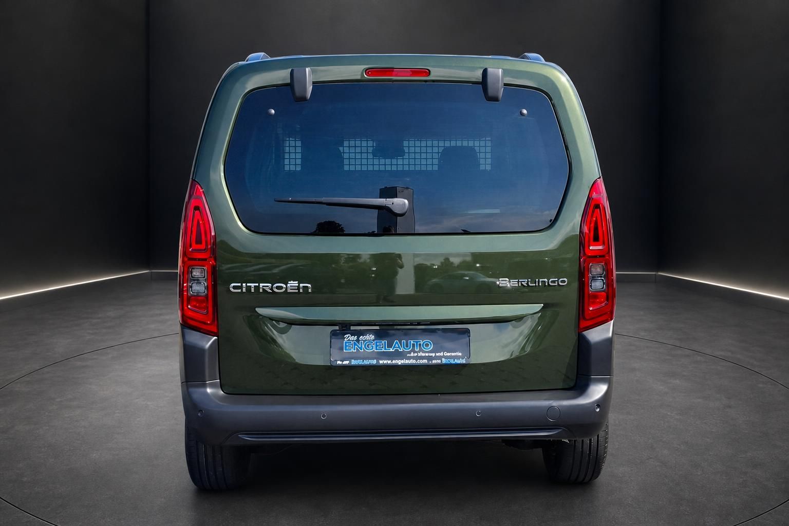 Citroën Berlingo Grün, direkte Heckansicht mit Rückleuchten