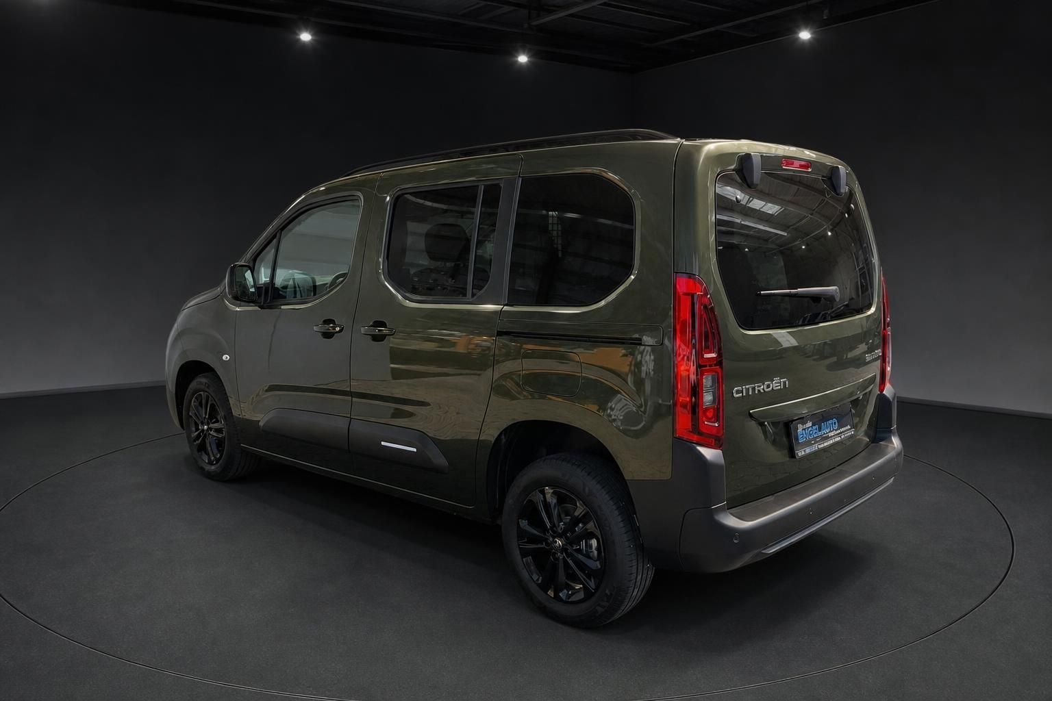 Citroën Berlingo Grün, Seiten-Heckansicht mit Alufelgen im Studio