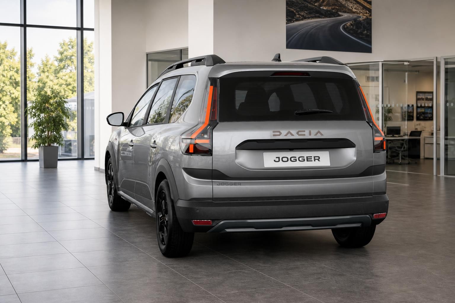 Dacia Jogger grau Heckansicht im Autohaus Showroom