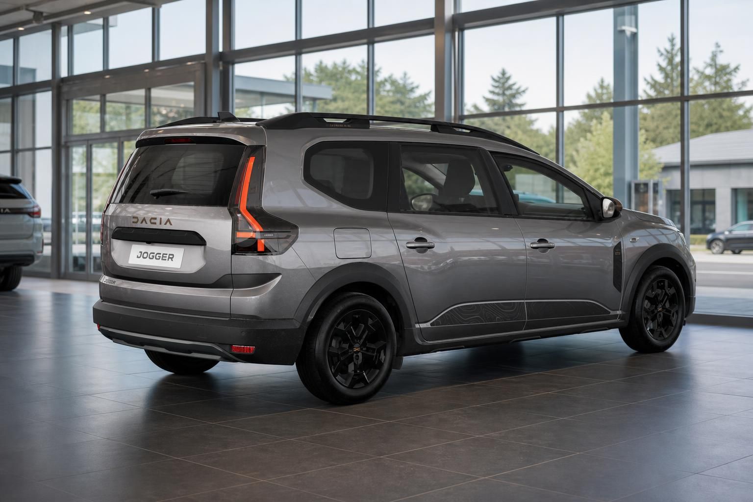 Dacia Jogger grau Heckansicht mit Leichtmetallfelgen im Autohaus
