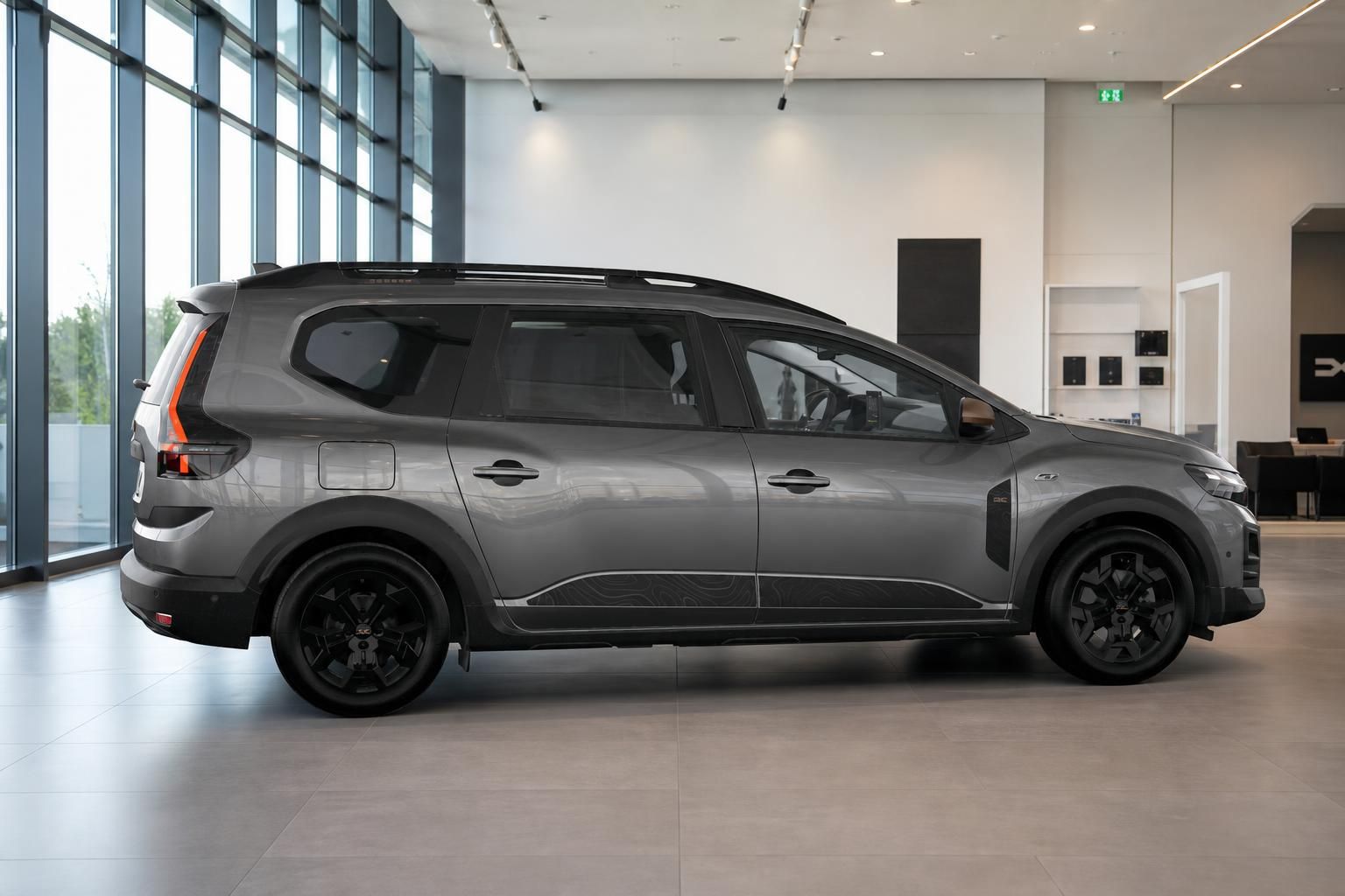 Dacia Jogger grau Seitenansicht Heckbereich im Showroom