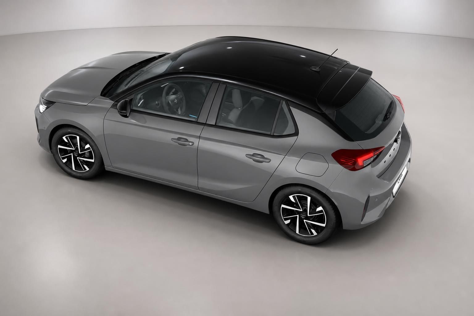 Opel Corsa grau mit schwarzem Dach Vogelperspektive Studioaufnahme Kleinwagen