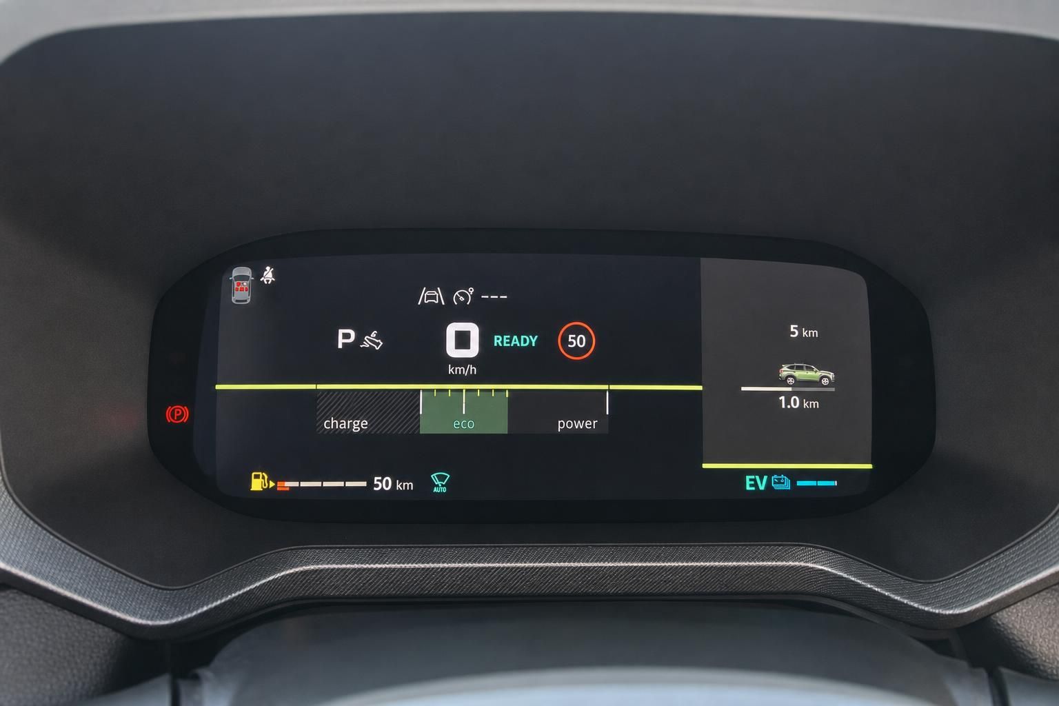 Modernes Fahrzeug-Cockpit mit digitalem Display zeigt Elektroauto Ladestatus und Reichweite