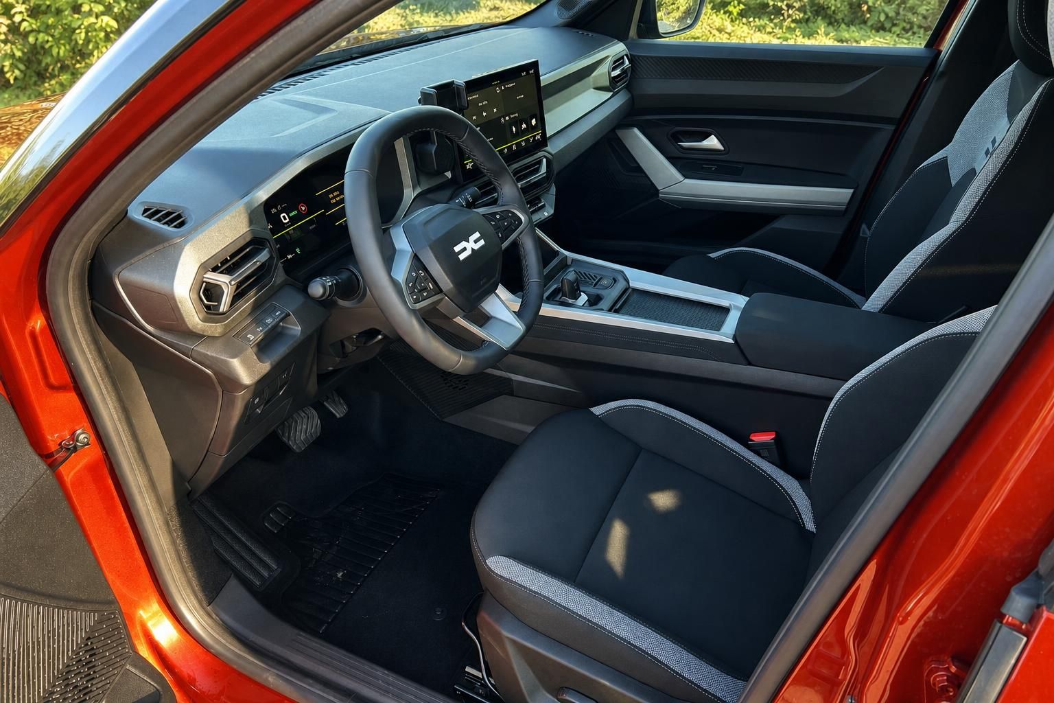 Fahrzeug-Cockpit mit digitalem Display, Lenkrad und schwarzer Innenausstattung