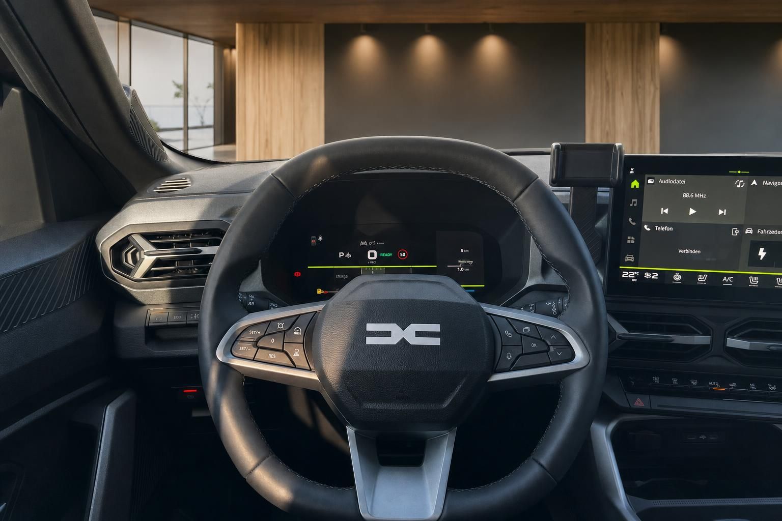 Dacia Innenraum mit digitalem Cockpit, Touchscreen und modernem Lenkrad im Showroom