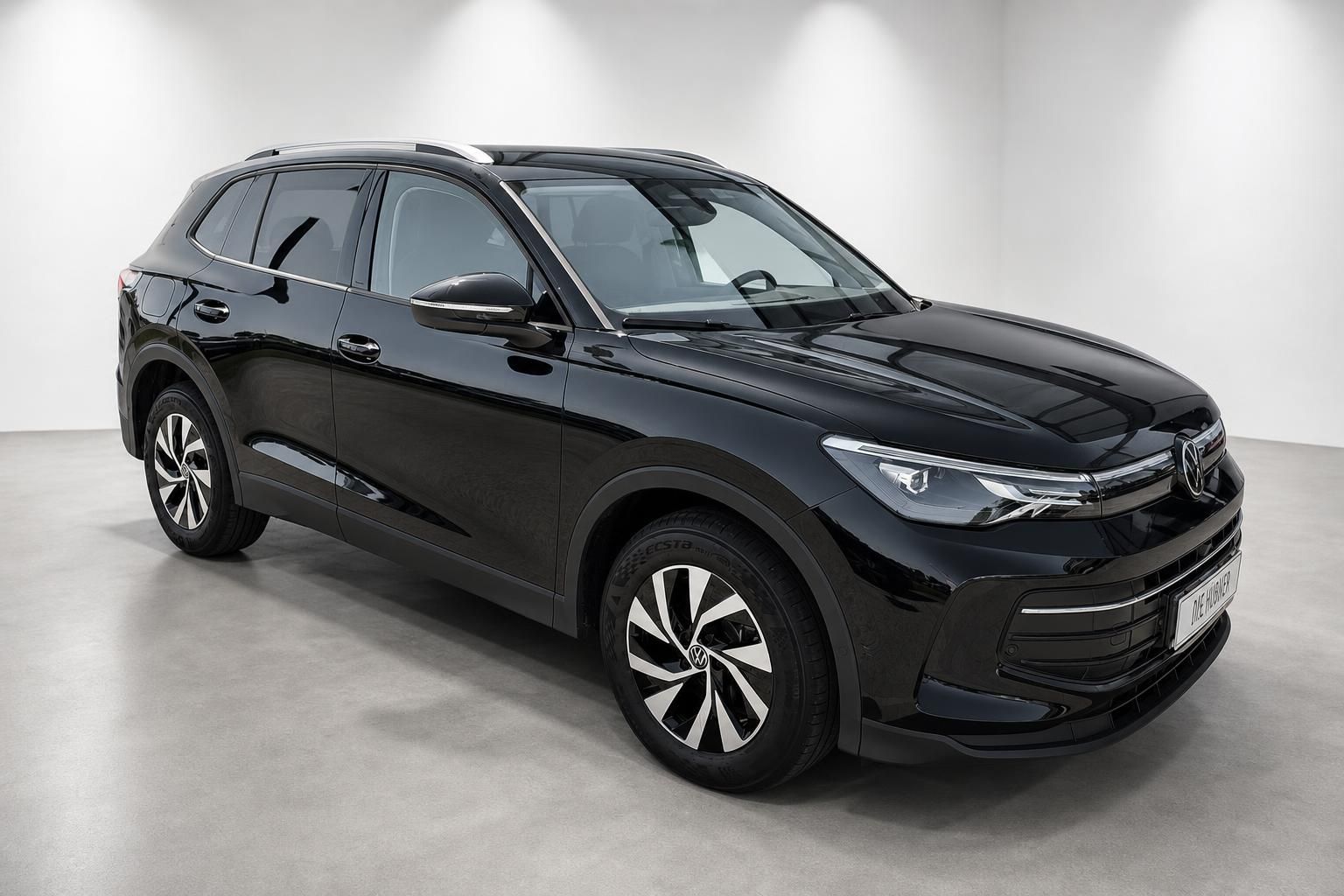 VW Tiguan schwarz Frontansicht seitlich im Studio