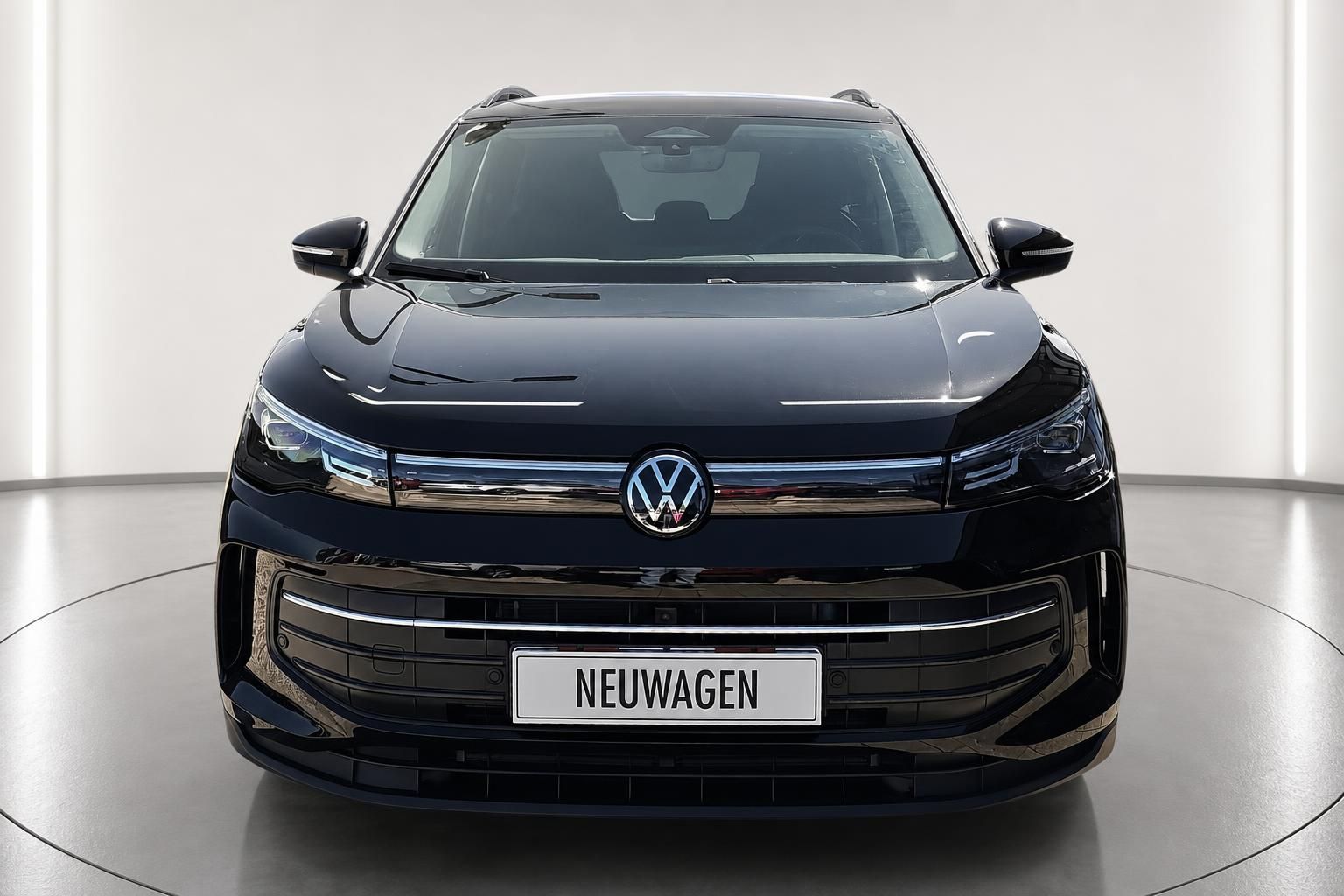 VW SUV Frontansicht mit Kuehlergrill und LED Scheinwerfern