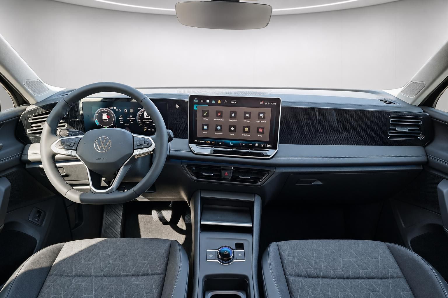 VW Cockpit mit Lenkrad und Touchscreen Infotainment im Detail