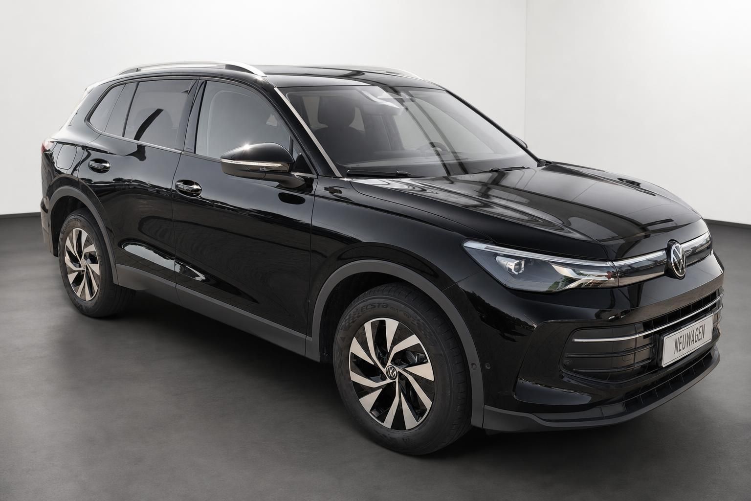 VW Tiguan schwarz Frontansicht schraeg im Studio fotografiert
