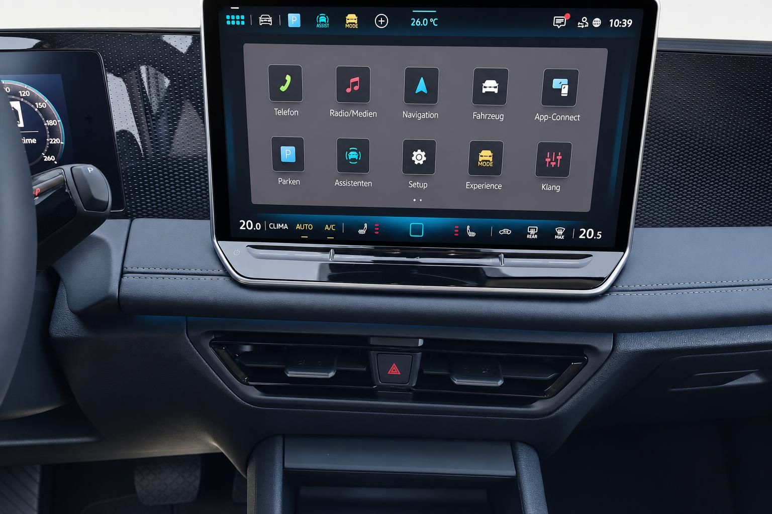 VW Infotainment Touchscreen mit Menue im Fahrzeug Cockpit