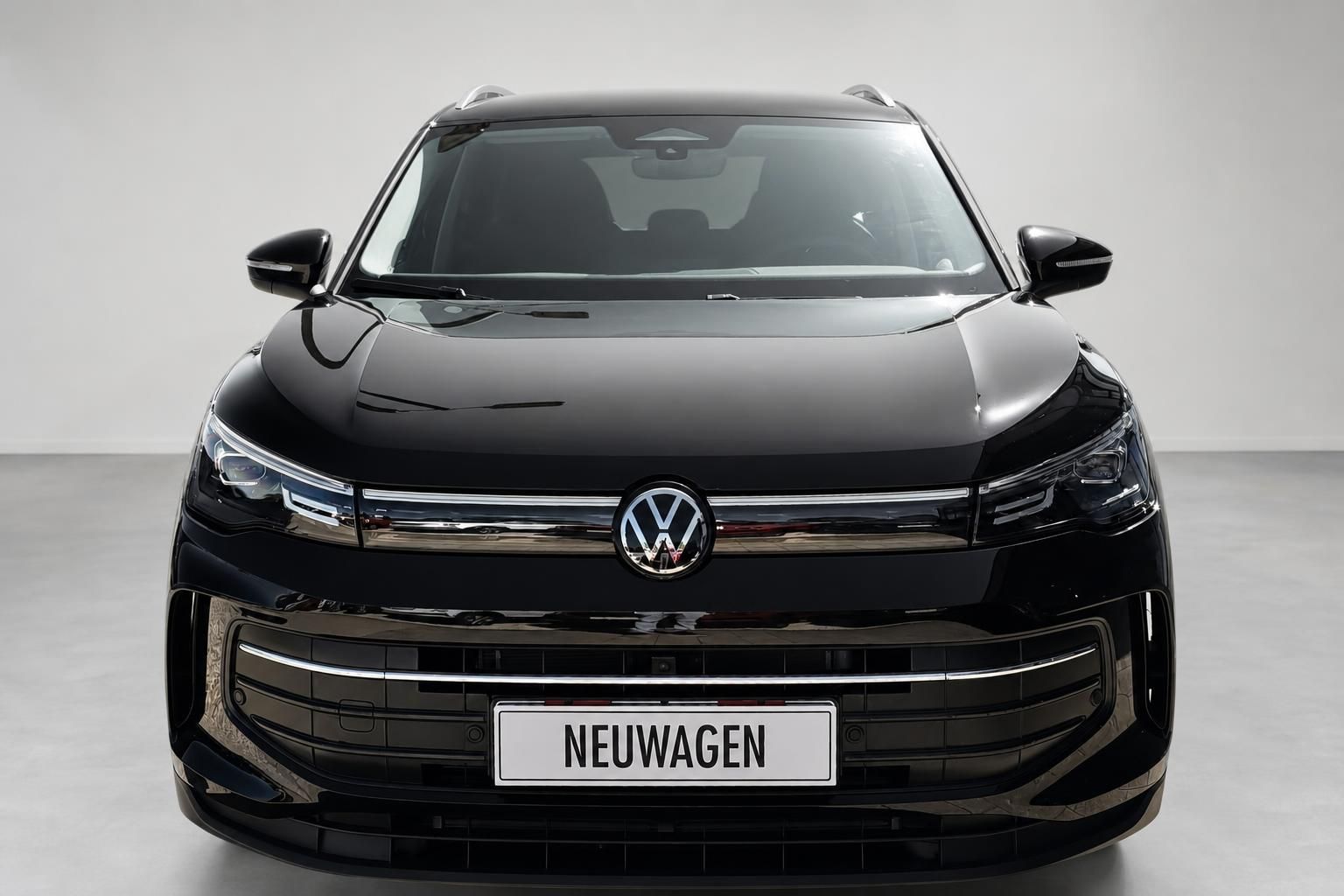 VW Tiguan schwarz Frontansicht direkt mit VW Emblem