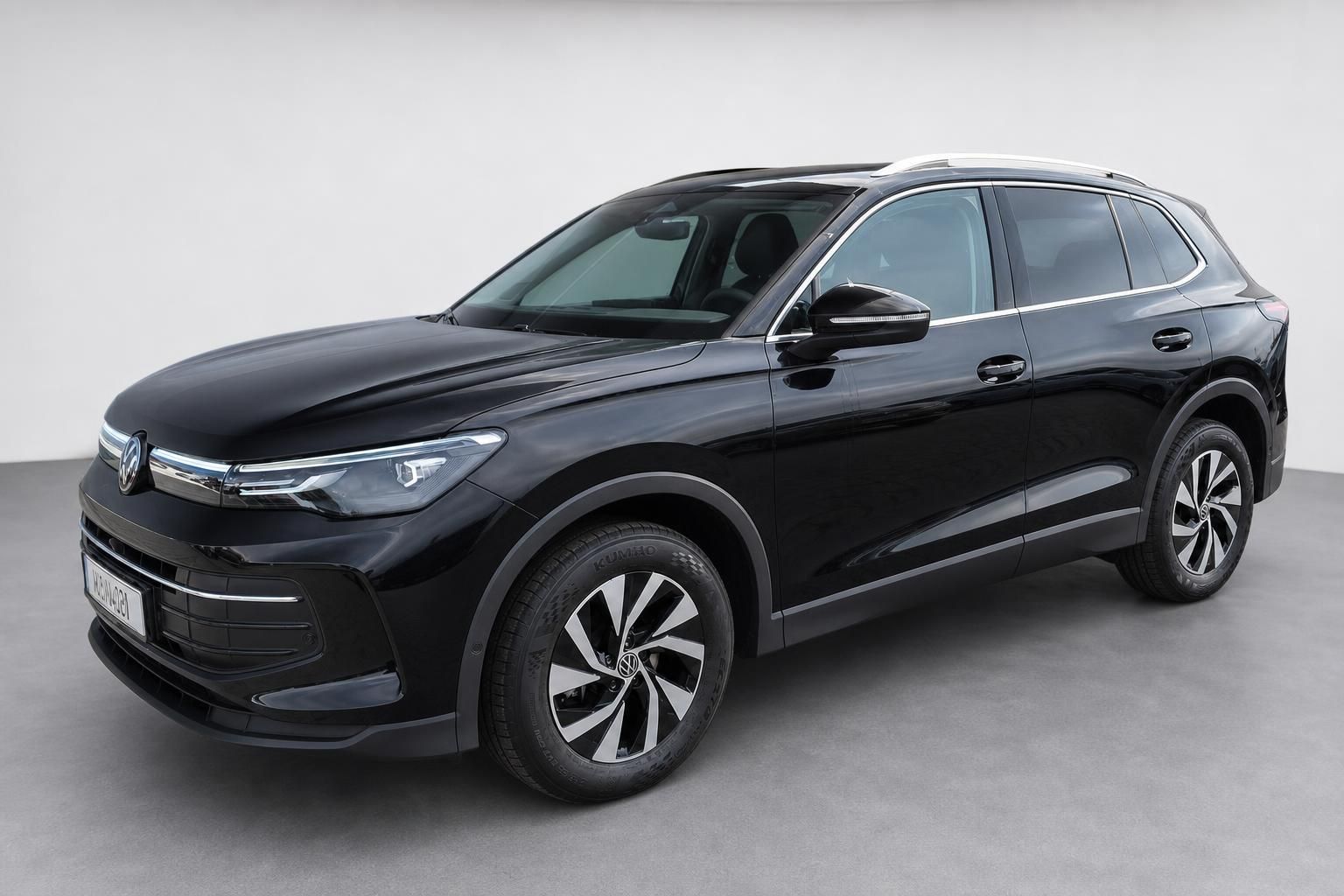 VW Tiguan schwarz Frontansicht seitlich im Fotostudio