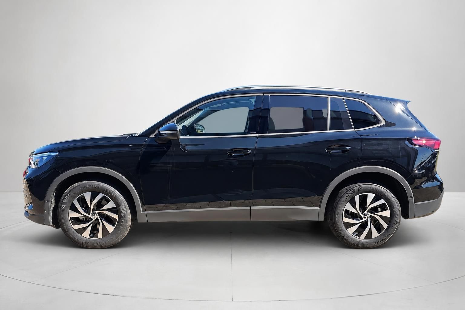 VW Tiguan dunkelblau Seitenansicht komplett im Fotostudio