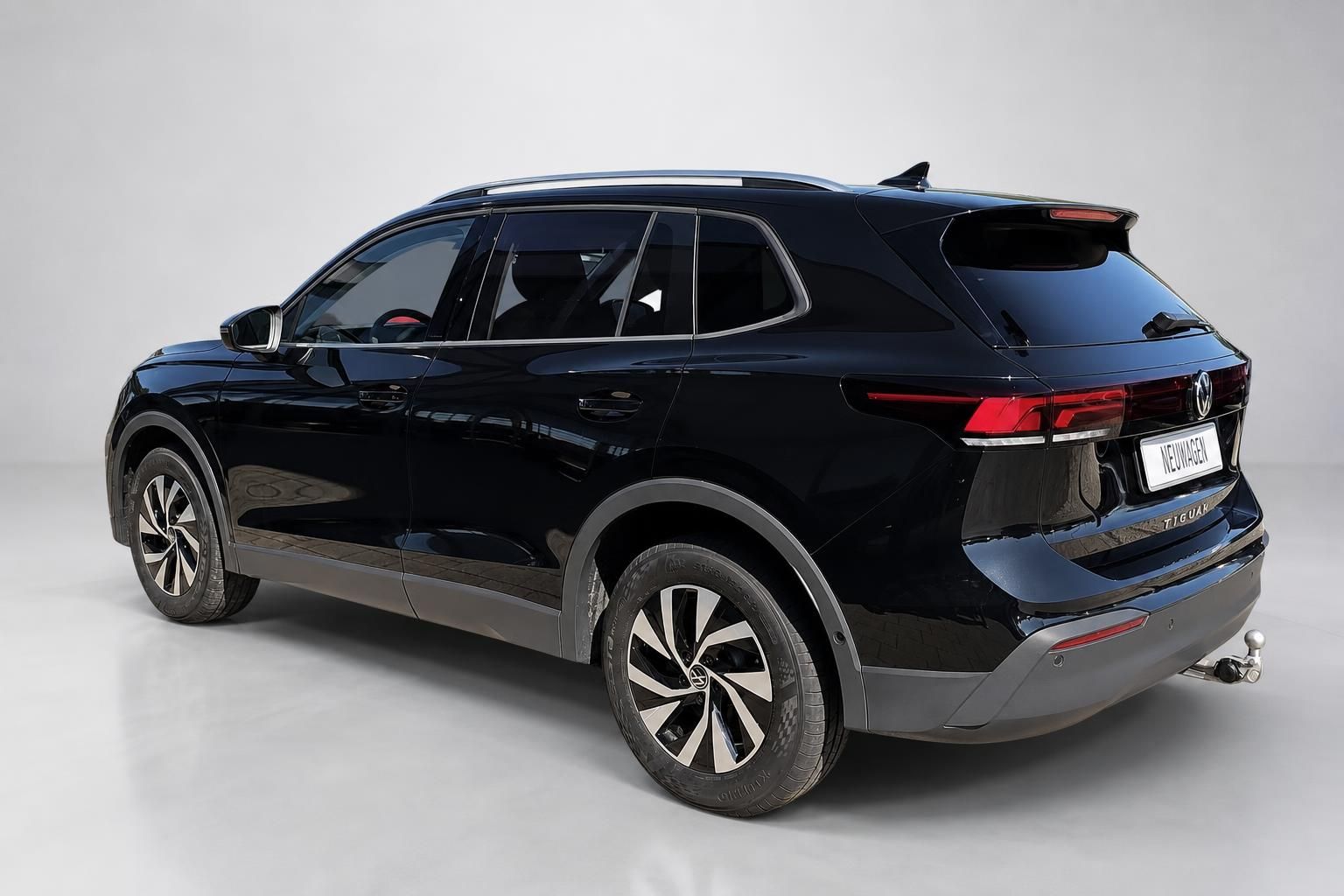 VW Tiguan schwarz Heckansicht Studio mit Anhaengerkupplung