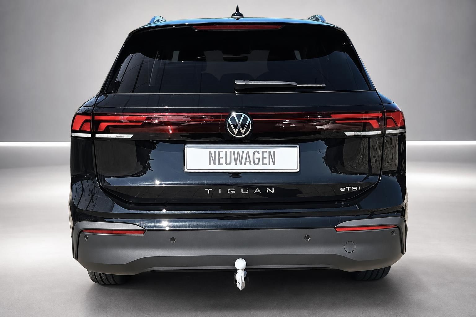 VW Tiguan eTSI schwarz Heckansicht Neuwagen im Studio