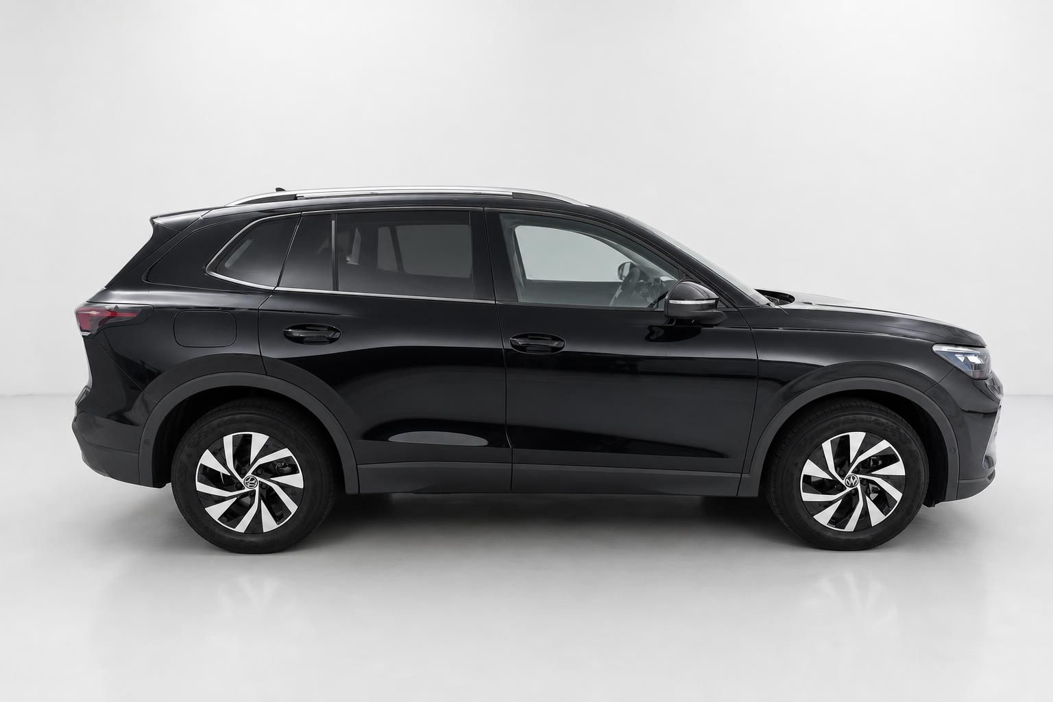 VW Tiguan schwarz Seitenansicht Neuwagen Studioaufnahme
