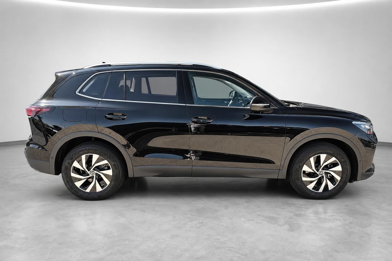 VW Tiguan schwarz Seitenansicht komplett im Studio