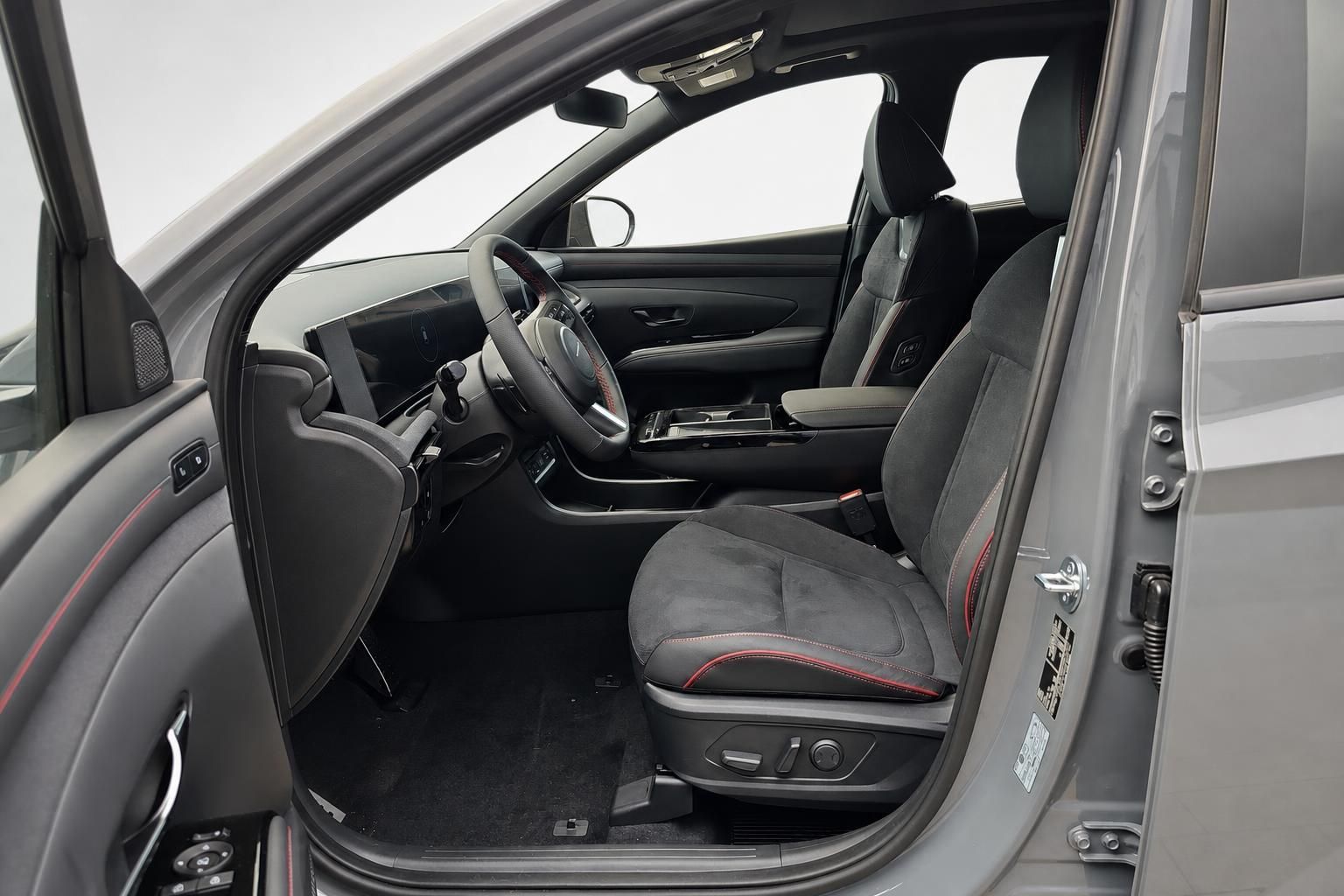 Hyundai Innenraum mit Sportsitzen in Alcantara und roten Kontrastnähten