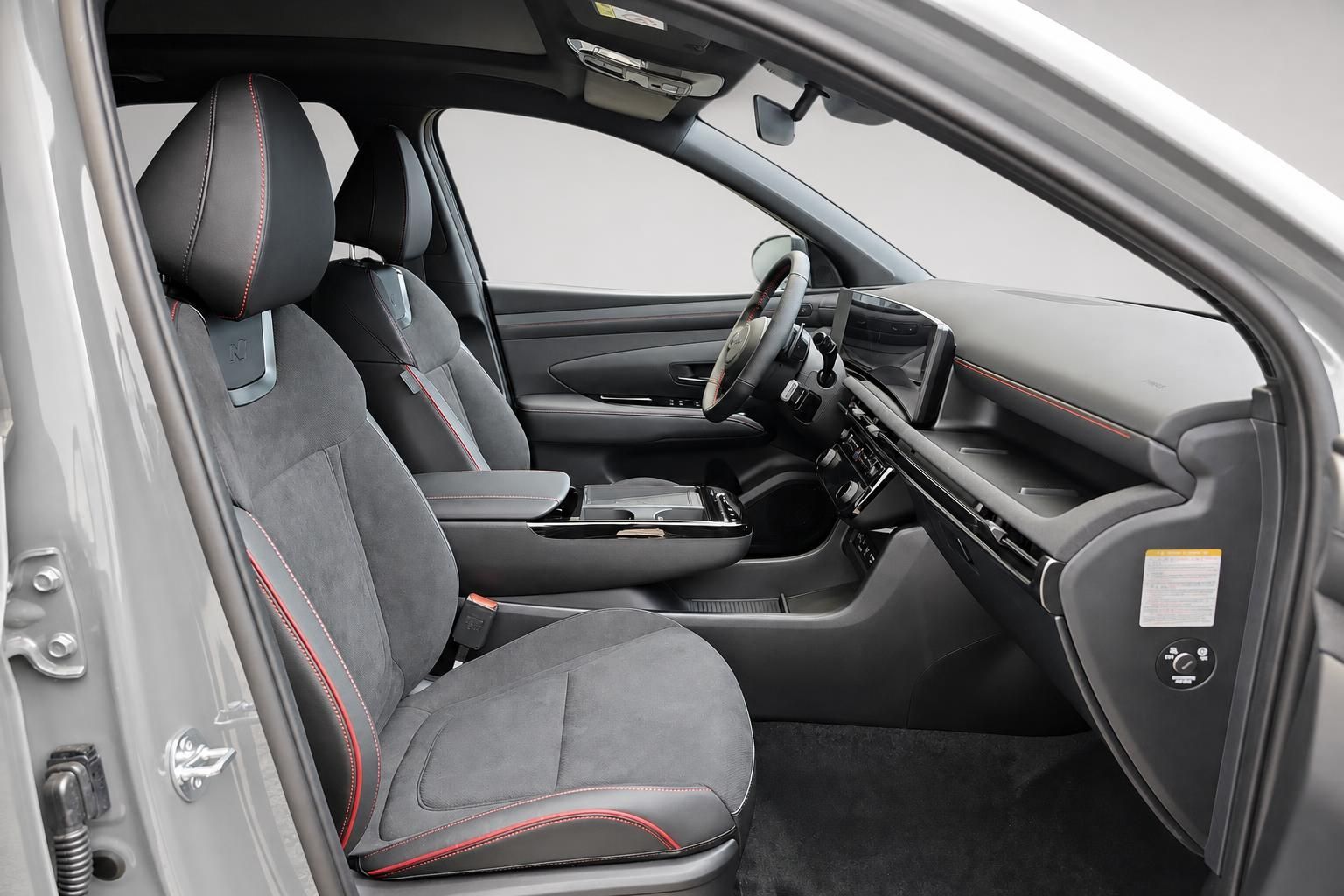 Hyundai Fahrerraum mit Sportsitzen, Lenkrad und Armaturenbrett im Detail