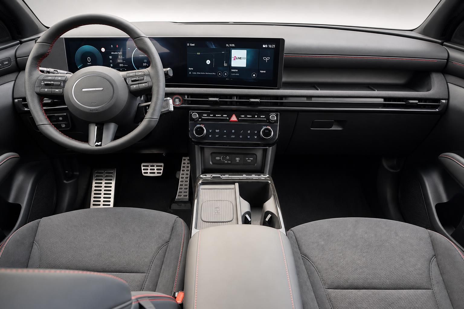 Hyundai Cockpit mit digitalem Curved-Display und Lenkrad im N-Design