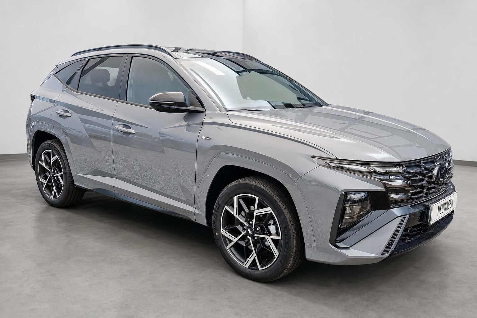 Hyundai Tucson N Line grau, Frontansicht seitlich im Studio