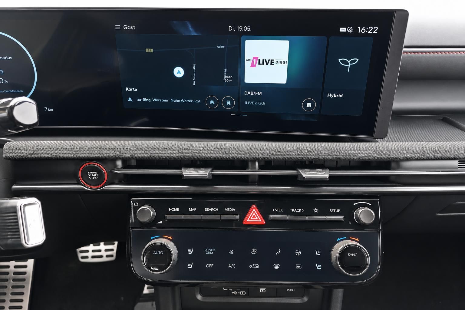 Hyundai Infotainment-Display mit Navigation und Klimabedienelementen im Detail