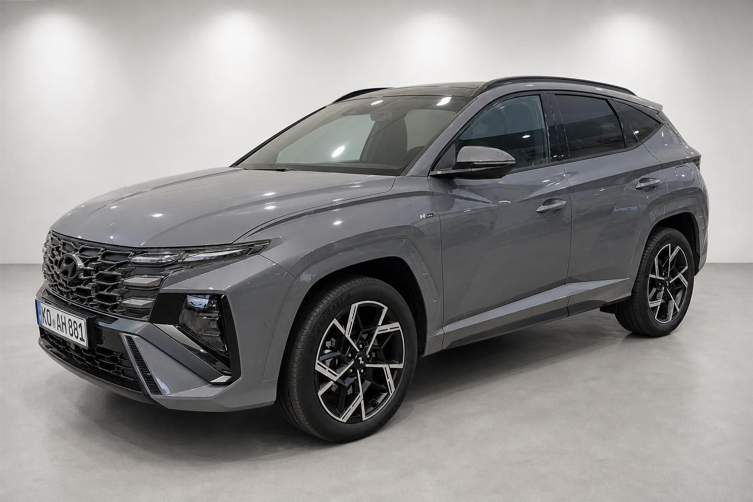 Hyundai Tucson N Line grau, Frontansicht schraeg im Studio