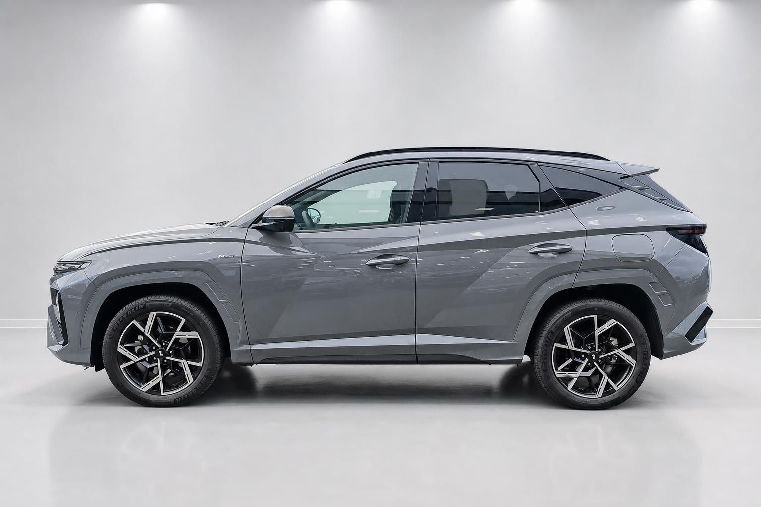 Hyundai Tucson N Line in Grau, Seitenansicht im Studio