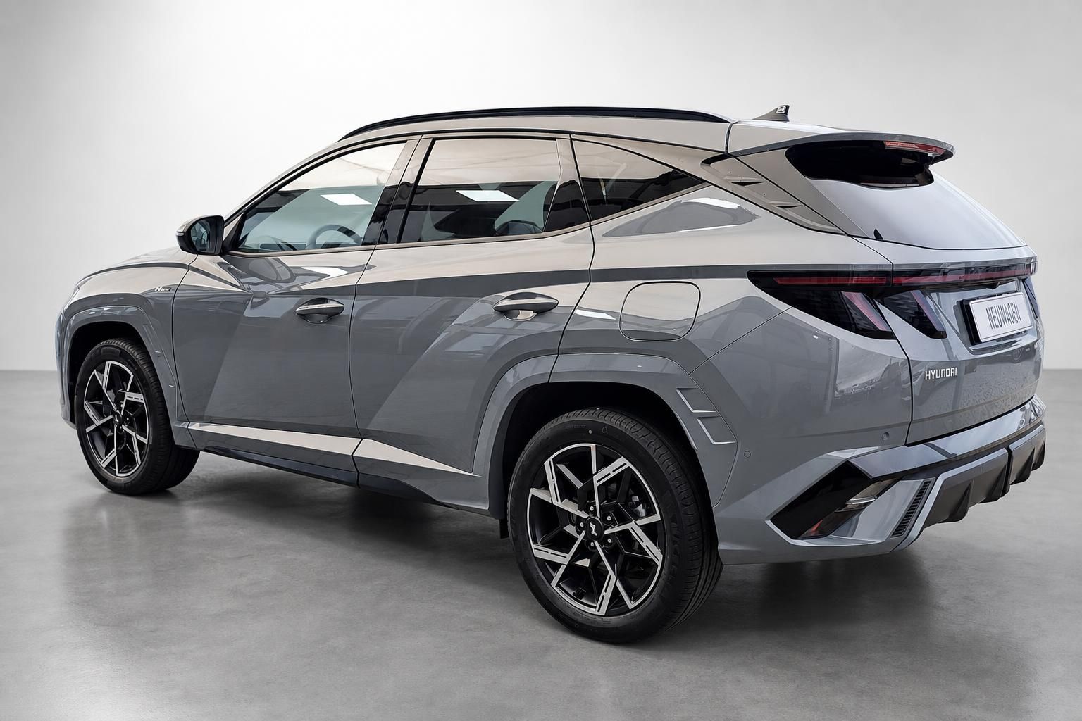 Hyundai Tucson N Line grau, Heckansicht schraeg im Studio