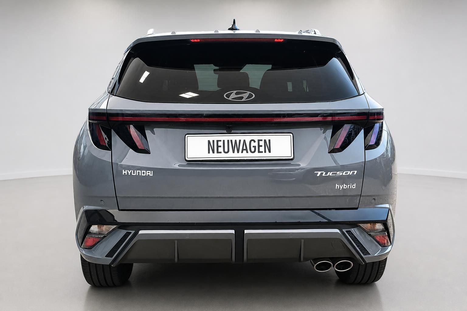 Hyundai Tucson Hybrid Neuwagen in Grau, Heckansicht im Studio