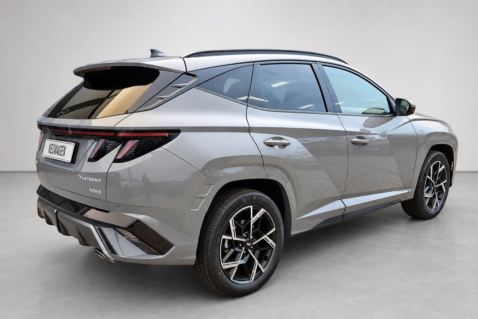 Hyundai Tucson Hybrid Neuwagen, Heck-Seitenansicht in Grau