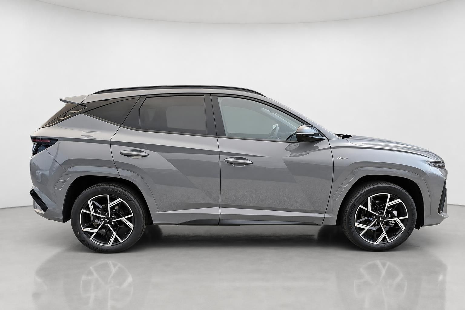 Hyundai Tucson N Line Grau, Seitenansicht Fahrerseite im Studio