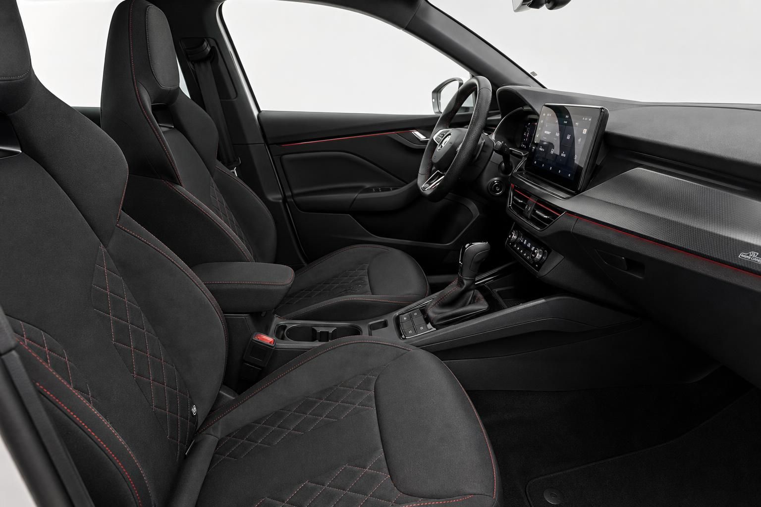 Skoda Innenraum Vordersitze schwarz mit roten Ziernähten und Cockpit