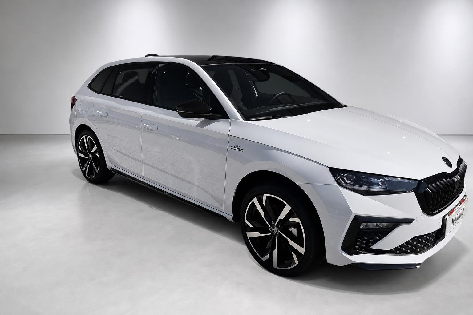 Weißer Skoda Kombi Monte Carlo, Seitenansicht schräg vorne