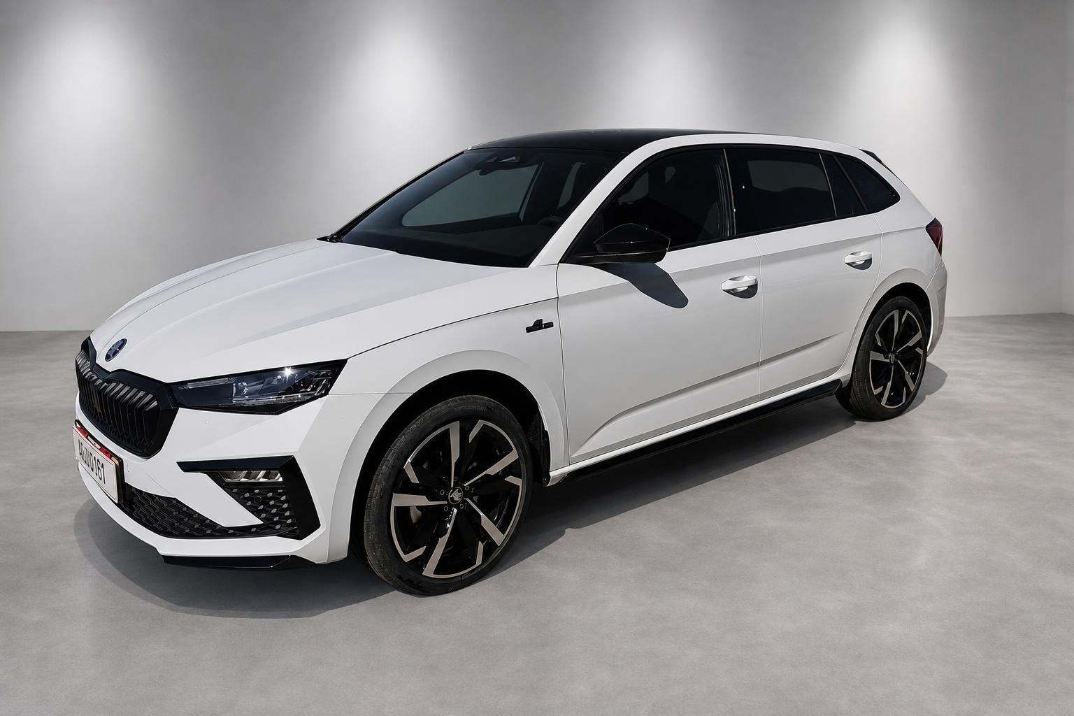 Weißer Skoda Scala mit schwarzem Dach, Frontansicht seitlich