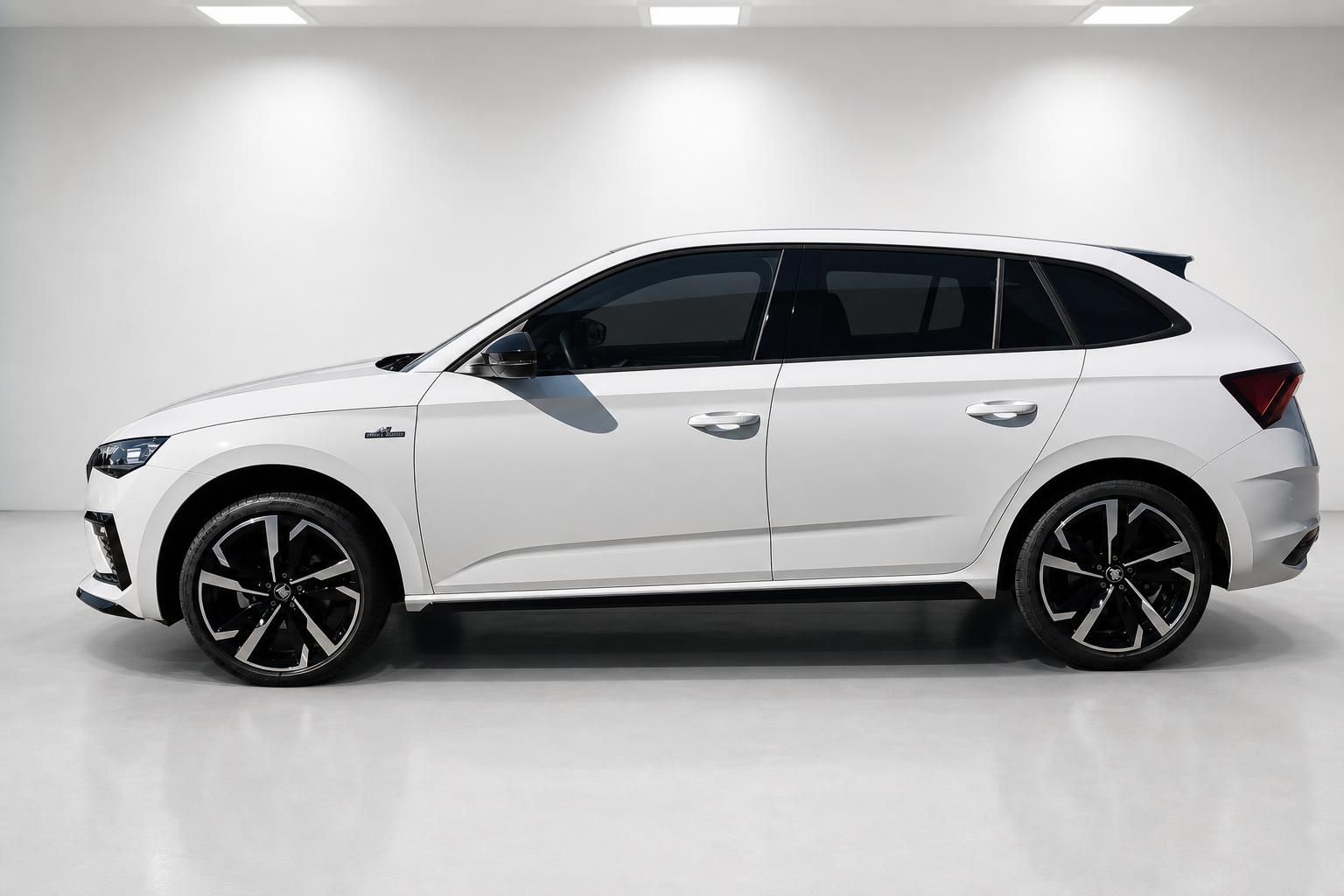 Weißer Skoda Kombi, Seitenansicht im Fotostudio