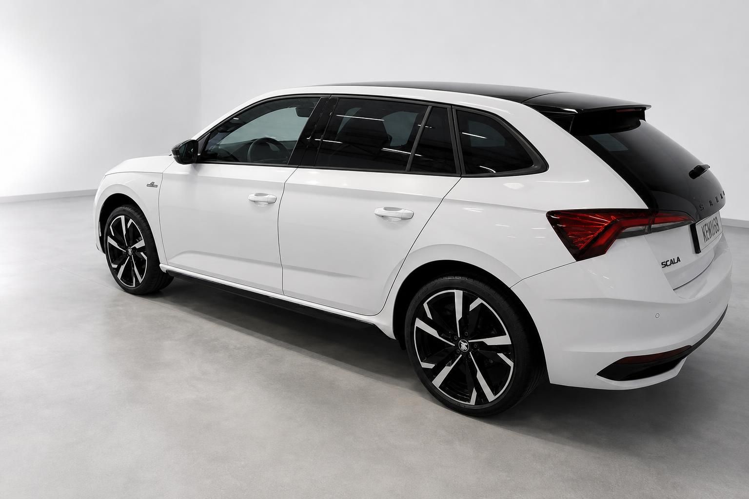 Skoda Scala weiß Heckansicht schräg mit Alufelgen