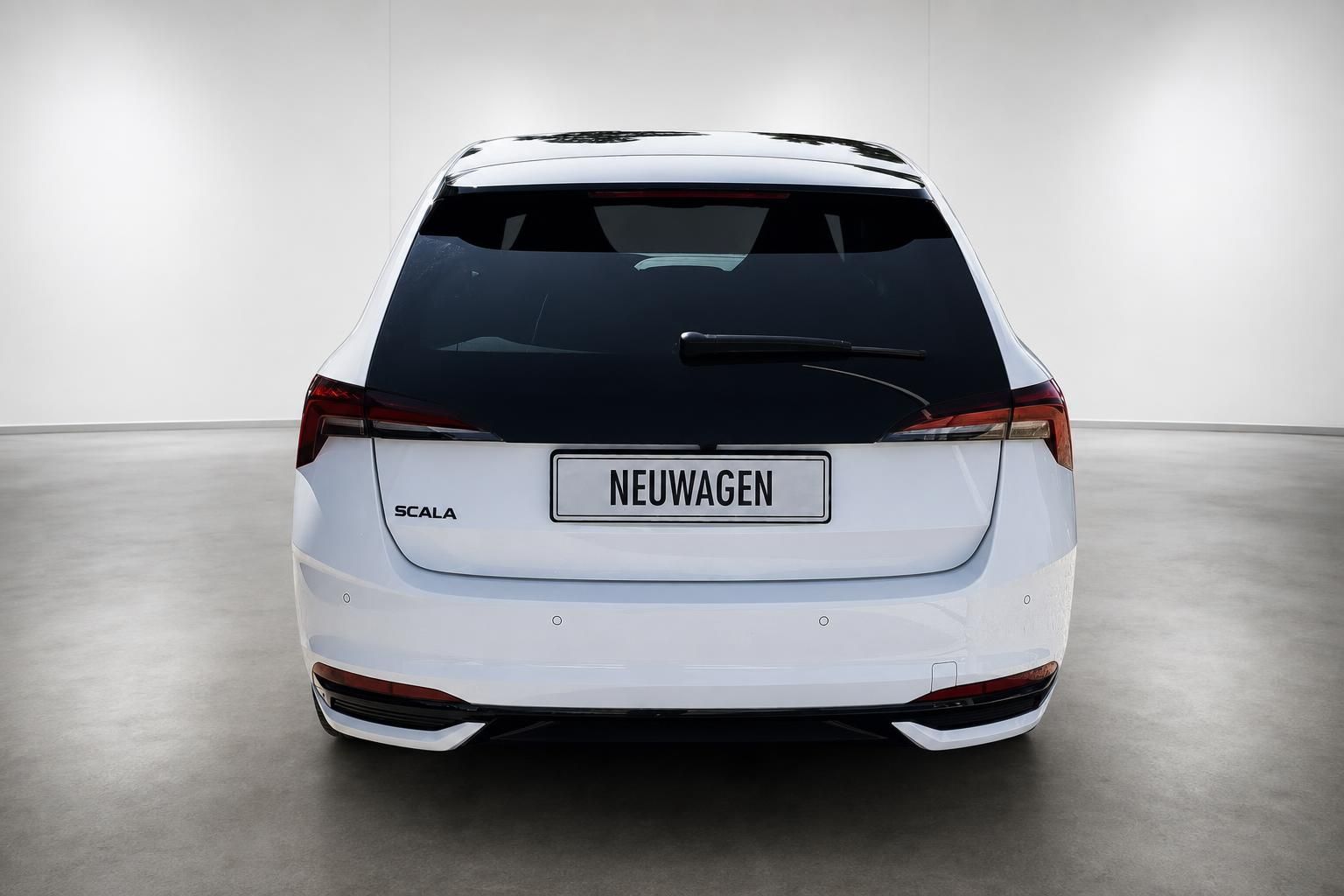Skoda Scala weiß Heckansicht Neuwagen im Studio
