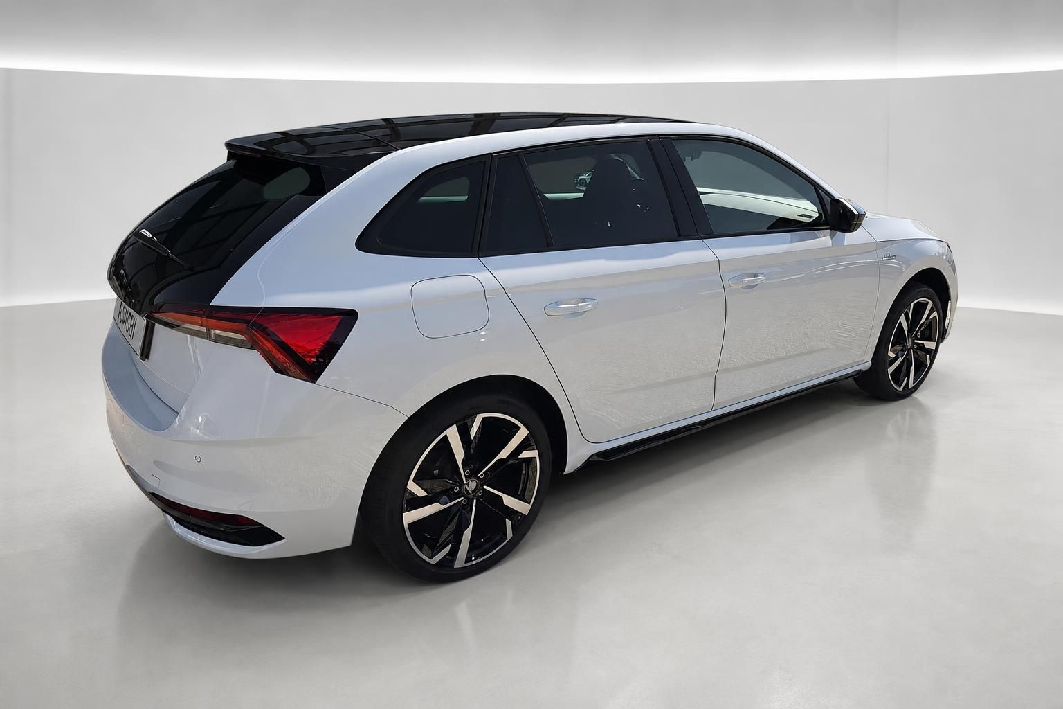 Skoda Scala weiß Seitenansicht hinten mit Panoramadach