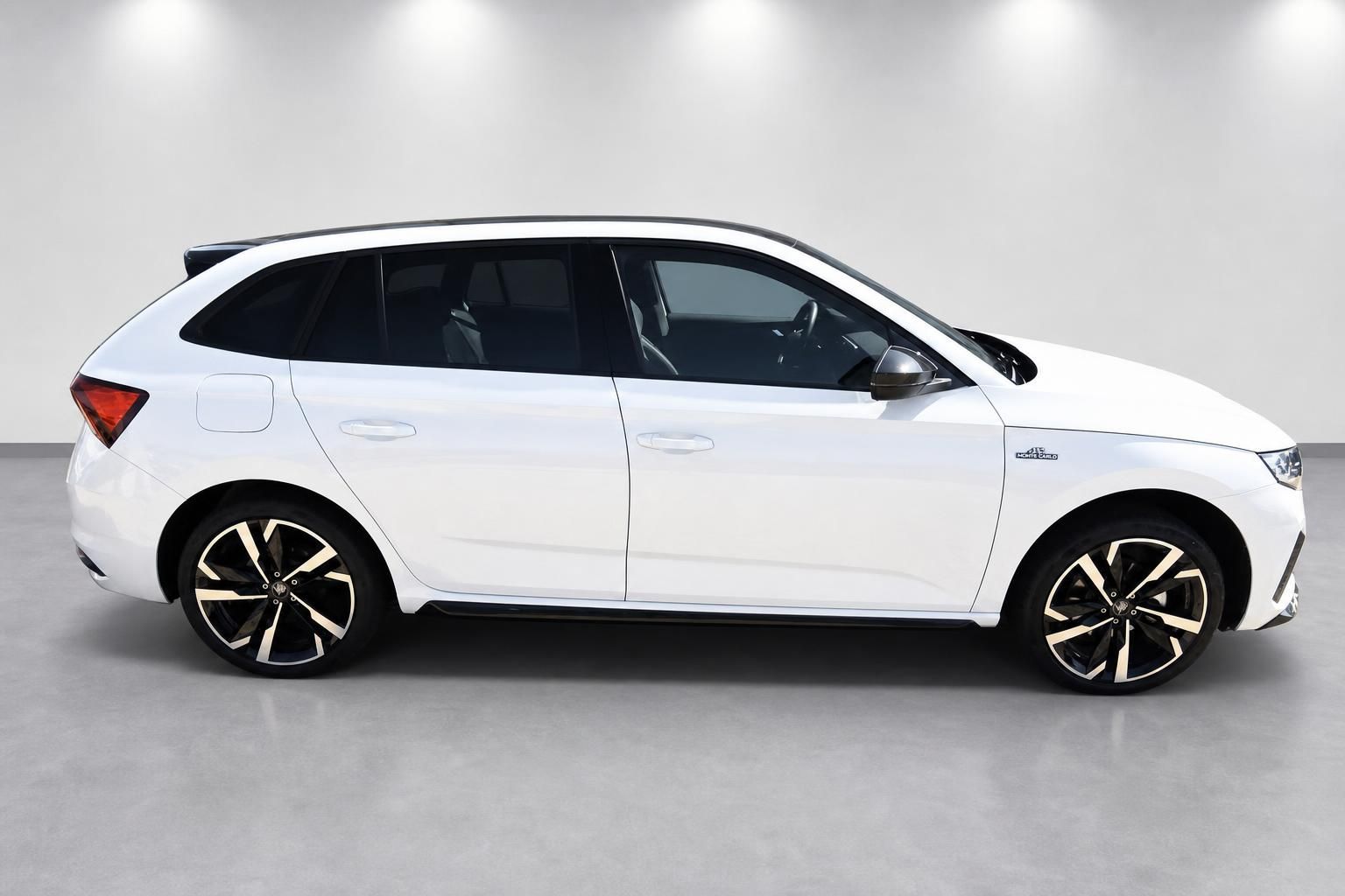 Skoda Scala Monte Carlo weiß Seitenansicht Studioaufnahme