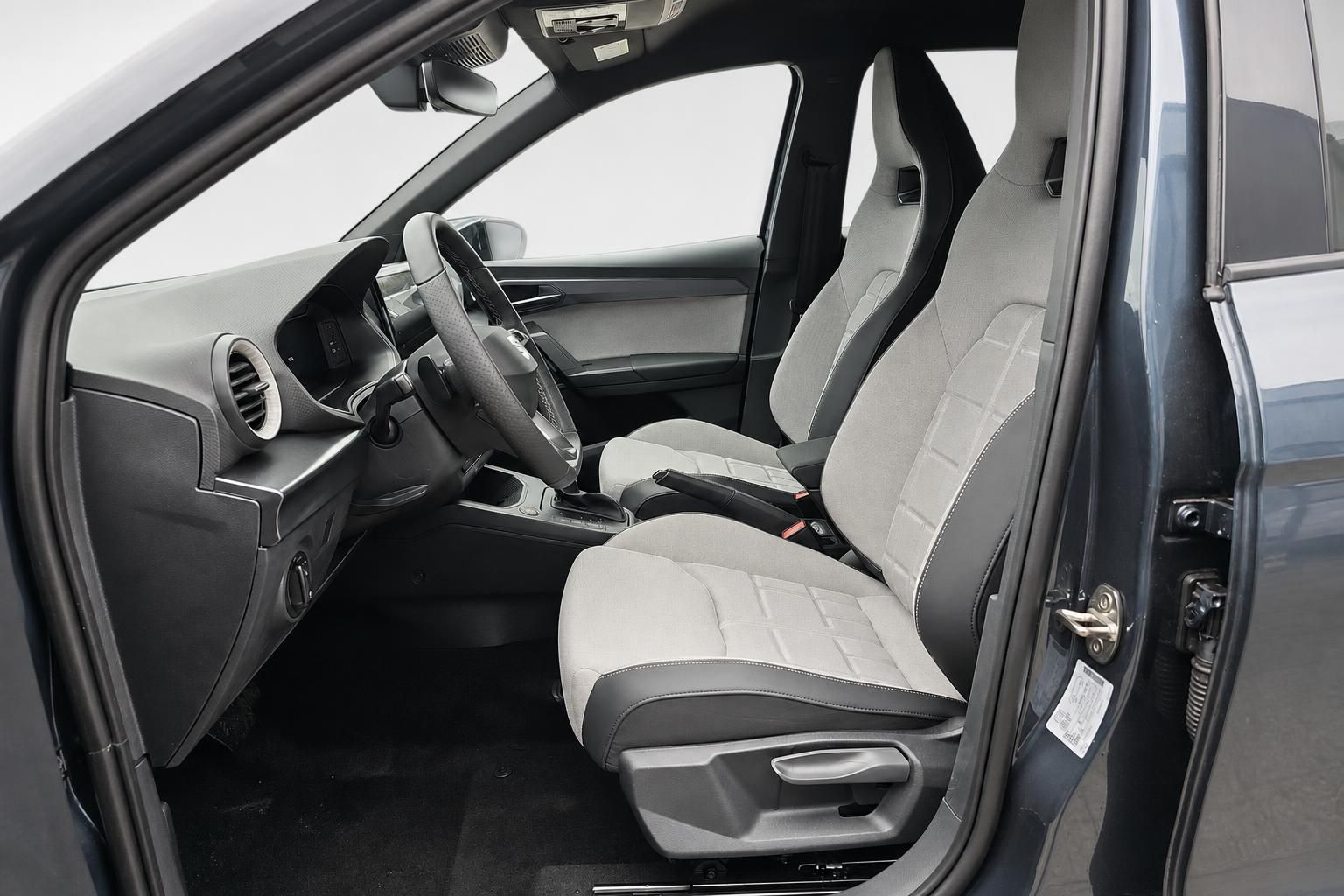SEAT Arona Innenraum Vordersitze und Cockpit Detailansicht